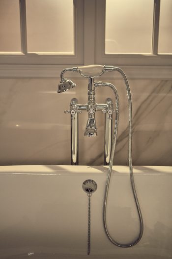 Roca Carmen Floorstanding bath-shower mixer with manual diverter, handshower, 1.50 m flexible shower hose and floor pillar leg - Image 2